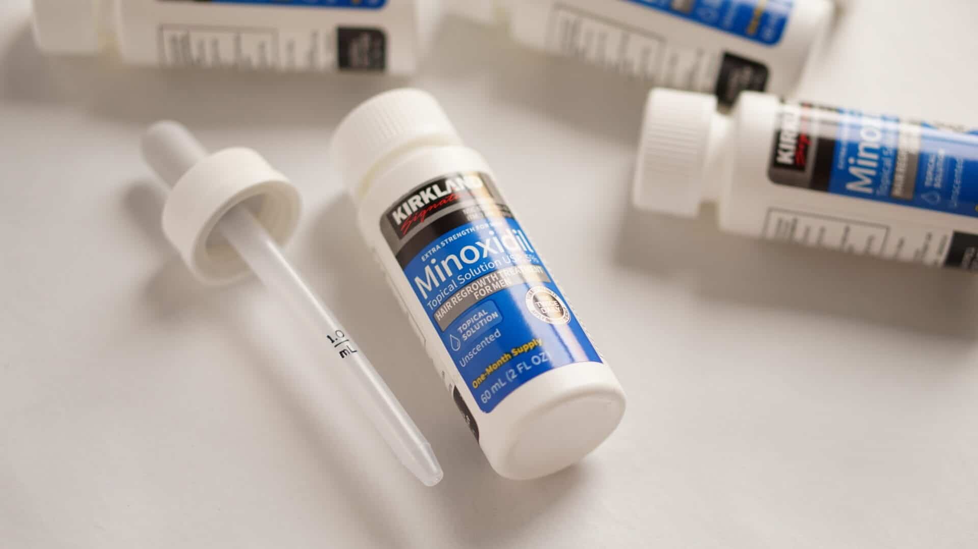 Альт текст: Рідина міноксидил для стимуляції росту волосся на голові, розроблена для чоловіків та жінок.
